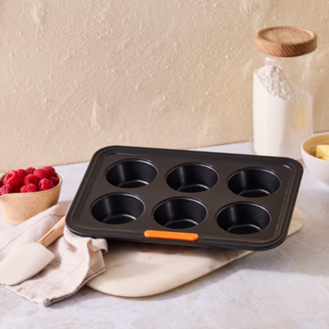 Le Creuset Metal Bakeware 6 Cup Muffin Tray image number 5